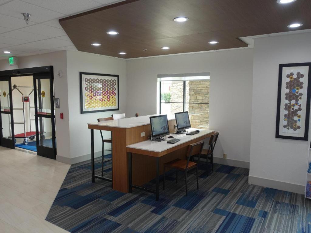 Holiday Inn Express & Suites Brentwood Zewnętrze zdjęcie